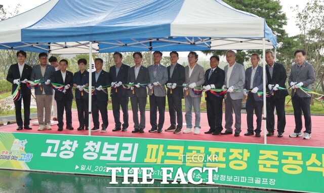 고창군이 26일 고창 청보리 파크골프장 준공식을 열고 본격 운영에 들어갔다. 청보리 파크골프장은 총사업비 35억 원을 투입해 27,279㎡ 부지에 정규 18홀 규모로 조성됐다. / 고창군