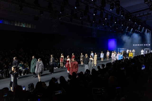 올해 25회째를 맞이한 2026 S/S 서울패션위크는 9월 1일부터 7일까지 DDP를 포함해 도심 전역에서 진행된다. 사진은 2025 FW 서울패션위크 오프닝쇼를 맡은 한나신의 런웨이 모습. /서울시