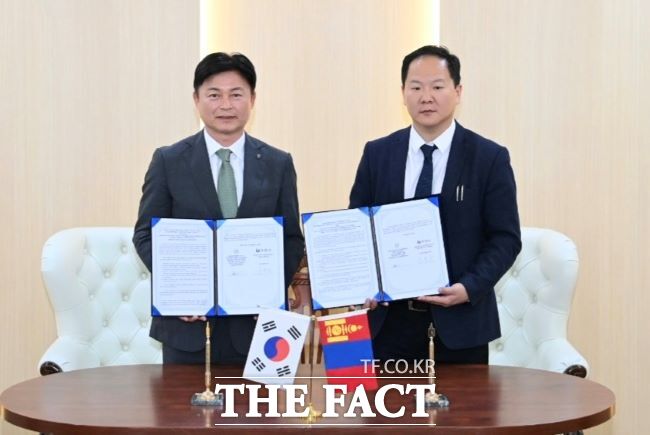 조용익 부천시장이 25일 부천시-울란바토르시 간 MOU를 체결했다./부천시