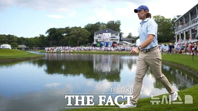 플리트우드가 가장 어려운 홀인 15번홀(파3)에서 무사히 온그린에 성공한 뒤 그린을 향해 걸어가고 있다./AP.뉴시스