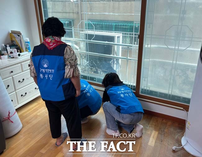 자생봉사단원들이 시공전 집안 정리 및 청소하는 모습 /부천시