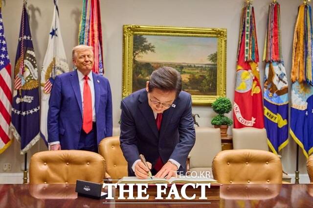 이재명 대통령이 25일(현지시간) 미국 백악관에서 열린 한미 정상회담에서 방명록을 작성하고 있다. /대통령실