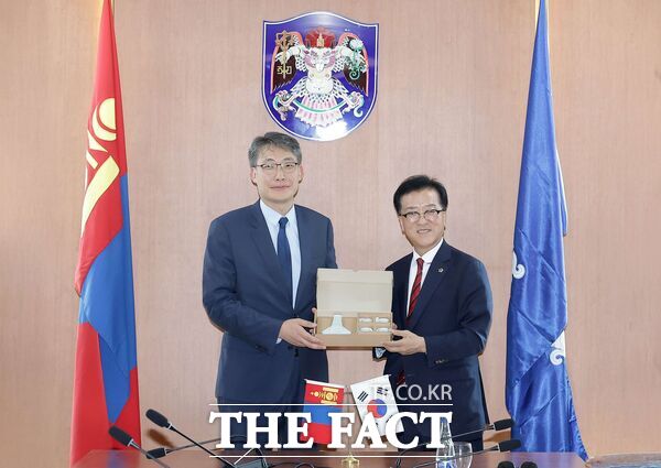 조원휘 대전시의회 의장을 비롯한 대전시의회 대표단이 25일 몽골 공식 방문 첫 일정으로 울란바토르시의회를 방문해 아마르툽신 부시장을 접견하고 있다./대전시의회