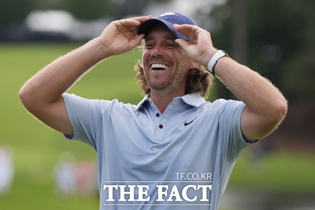 플리트우드가 우승을 확정짓는 파 퍼팅을 성공한 뒤 환하게 웃고 있다./AP.뉴시스