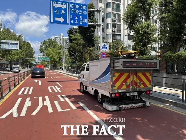 서울시는 26일 지하철 공사장 주변 땅꺼짐(지반침하) 사고를 막기 위해, 대형 공사장의 연약지반과 상·하수도 등 지하 매설물을 중점관리구간으로 지정했다고 밝혔다. 사진은 GPR 도로 탐사(차량형)./서울시