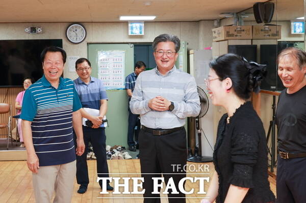 26일 노은2동에서 진행된 ‘2025년 형장행정’에서 정용래 유성구청장이 주민자치프로그램 교육 현장을 방문했다./대전 유성구