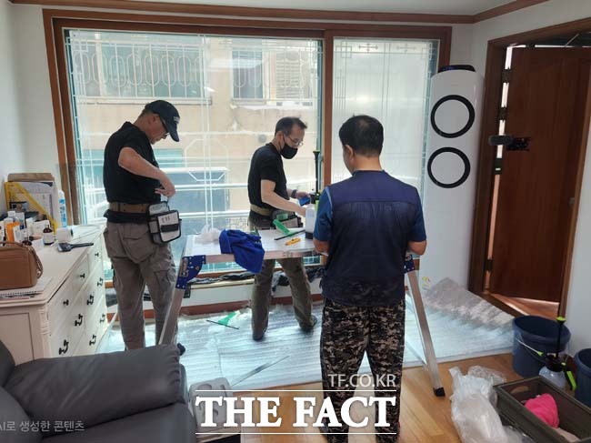 소사지역자활센터 사업단이 재난취약가구 창에 단열필름을 시공하고 있다. /부천시