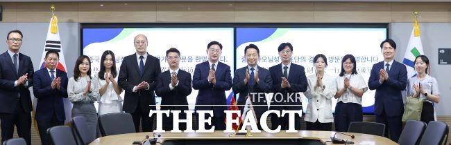 고영인 경기도 경제부지사가 25일 수원 광교 도청사를 찾은 샨이(單義) 중국 랴오닝성 부성장 등 방문단과 기념 촬영을 하고 있다. /경기도