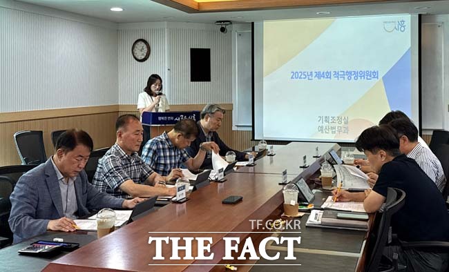 시흥시는 올해 하반기 적극행정 우수사례 7건을 선정해 시상했다. 사진은 적극행정위원회 심사 모습./시흥시