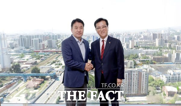 조원휘 대전시의회 의장을 비롯한 대전시의회 대표단이 25일 몽골 공식 방문 첫 일정으로 몽골 국회(State Great Khural)를 방문해 장발린 간바타르(Jambalyn Ganbaatar) 국회의원을 접견하고 있다. /대전시의회