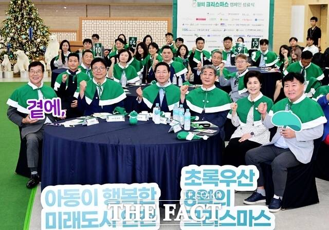 유정복 인천시장이 26일 시청 대회의실에서 열린 8월의 크리스마스 캠페인 성료식에서 기념촬영을 하고 있다./인천시