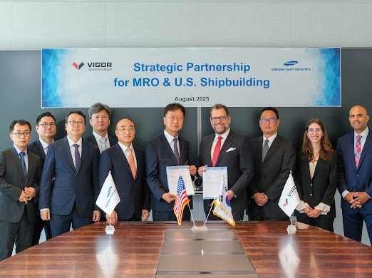 최성안 삼성중공업 대표이사와 프란체스코 발렌테 비거마린그룹 대표이사(가운데) 등 양사 관계자들이 25일(현지시간) MOU 체결 기념 사진을 촬영하고 있다. /삼성중공업