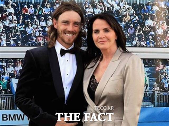 플리트우드와 그의 부인 클레어가 한 시상식에서 함께 포즈를 취한 모습. 둘은 23살의 나이차에도 불구하고 업무 파트너 관계로 출발해 인생의 동반자가 됐다.