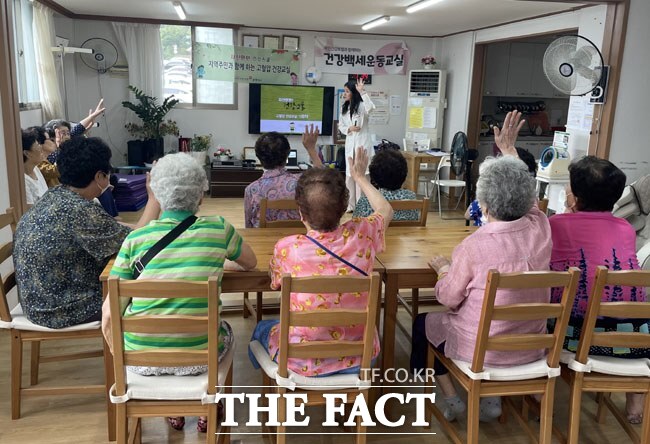 하안현대경로당에서 고혈압 환자를 위한 건강 교육 프로그램을 진행하고 있다./광명시