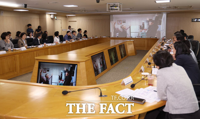 부천시 통합돌봄 간담회 참석자들이 현장 영상을 시청하고 있다./부천시