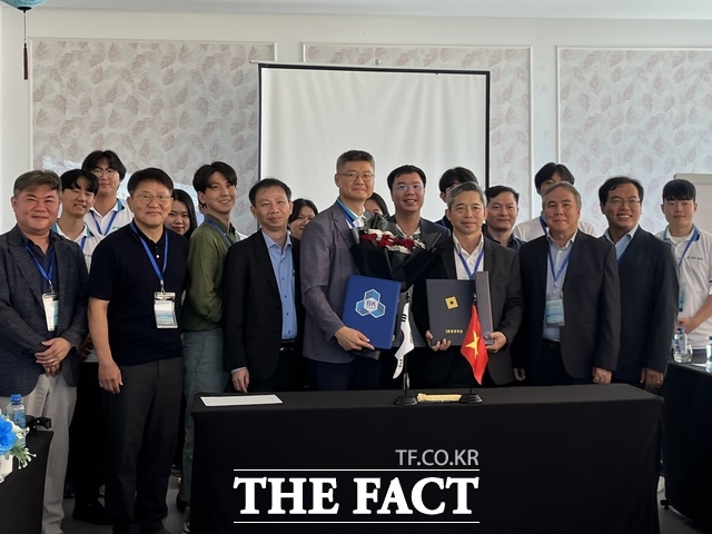 지난 19일 국립한밭대학교와 호치민공과대학교(HCMUT)가 글로벌 연구 협력을 위한 합의각서(MOA)를 체결하고 양교 참석자들이 함께 기념촬영을 하고 있다. /한밭대