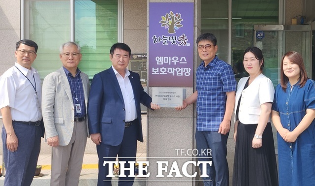 광주시교육청이 광주형 장애학생 일자리 사업체 인증패를 전달하고 있다./광주시교육청