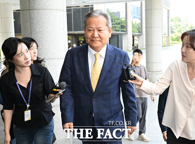 내란 사건을 수사하는 조은석 특별검사팀이 12·3 비상계엄 전후로 이상민 전 행정안전부 장관을 가까이에서 보좌했던 행정안전부 소속 국장급 공무원을 참고인 신분으로 불러 조사하고 있다. 이 전 장관이 지난달 25일 오전 서울 서초구 서울고등검찰청에 마련된 내란 특검 사무실에 피의자 신분으로 출석하고 있다.