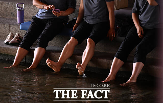 기상청에 따르면 27일 한반도는 북동 지방에서 동해상으로 이동하는 고기압의 가장자리에 들겠다. 전날 전라권과 강원 북부를 중심으로 쏟아진 비로 인해 습하고 무더운 날씨가 이어질 것으로 예보됐다. /서예원 기자