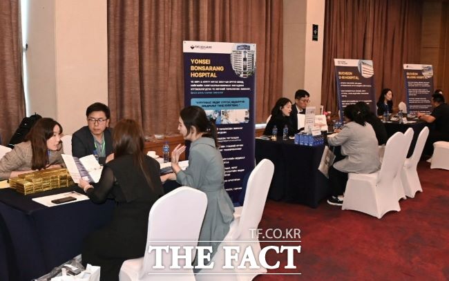 부천시 순방단이 부천 의료-뷰티설명회에서 몽골 기업 담당자와 상담하고 있다./부천시