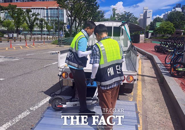 견인기동반이 무단 방치 전동킥보드를 견인하고 있다./부천시