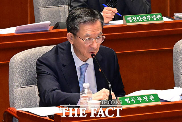 정성호 법무부 장관이 26일 오전 서울 여의도 국회에서 열린 예산결산특별위원회 전체회의에 참석해 질의 답변을 하고 있다. /국회=남윤호 기자