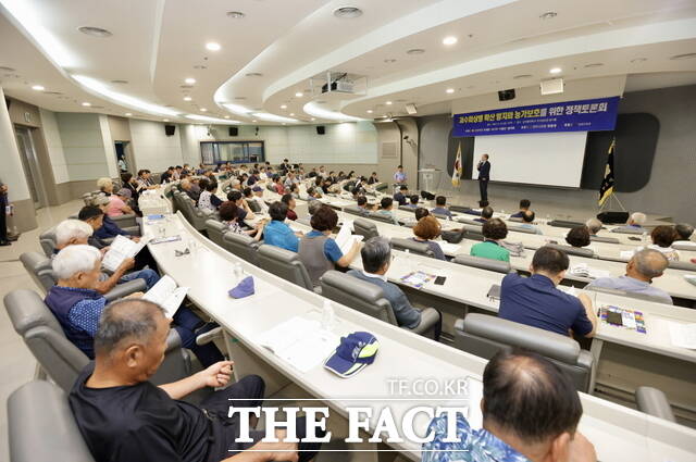 육종영 의원이 정책토론회에서 과수화상병 대응 방안을 설명하고 있다./천안시의회