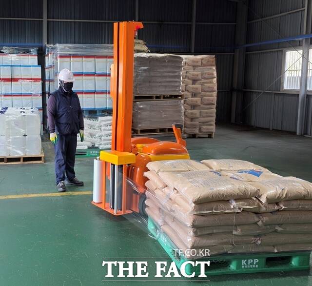 LG화학은 협력사의 안전사고 예방과 산업안전보건 수준 향상을 위한 지원사업을 시작한다고 밝혔다. LG화학이 지원한 이동식 랩핑기로 (주)부승화학 직원이 제품을 포장하고 있다. /LG화학