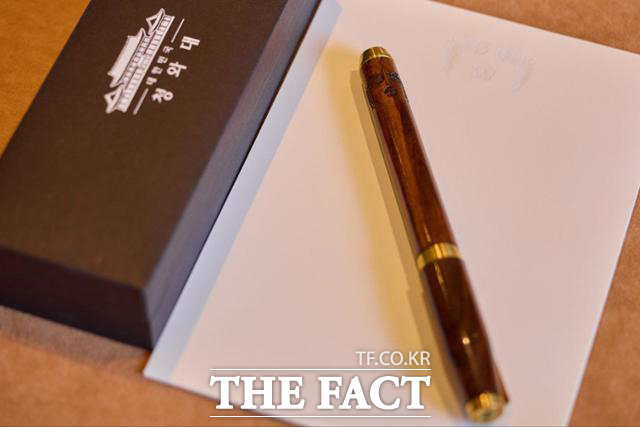 이재명 대통령이 25일(현지시간) 미국 백악관에서 열린 한미 정상회담에서 도널드 트럼프 대통령에게 선물한 서명용 펜. /대통령실