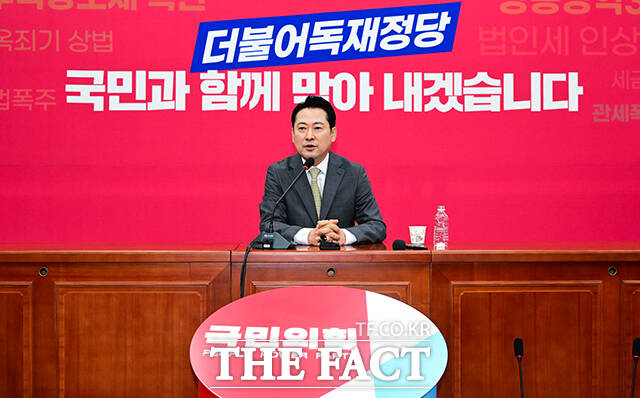 장동혁 국민의힘 신임 당대표가 26일 오전 서울 여의도 국회에서 열린 취임 기자회견에서 질의 답변을 하고 있다. /남윤호 기자