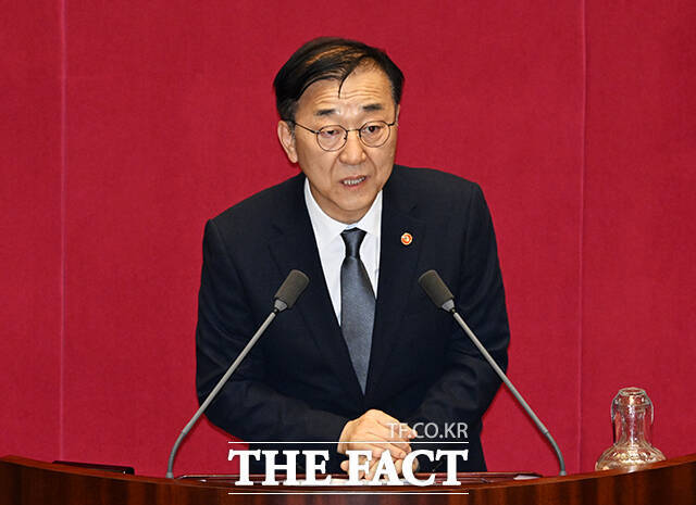 김윤덕 국토교통부 장관이 4일 오후 서울 여의도 국회에서 열린 본회의에 참석해 인사말을 하고 있다. /배정한 기자