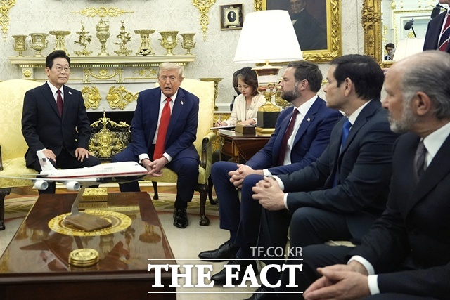 도널드 트럼프 미국 대통령은 25일(현지시간) 백악관에서 이재명 대통령과의 한미 정상회담 전 미국은 최고의 군사장비를 가지고 있다. 한국이 이 뛰어난 장비를 구매할 것으로 기대하고 있다고 밝혔다. /워싱턴=AP.뉴시스