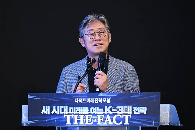 안기현 한국반도체산업협회 전무가 26일 오후 서울 영등포구 여의도 중소기업중앙회에서 열린 더팩트미래전략포럼에서 AI 시대를 주도하는 K-반도체 초강대국 실현을 주제로 특별 강연을 강연하고 있다. /장윤석 기자