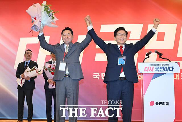 기념사진 촬영하는 장동혁 국민의힘 신임 당대표와 2366표 차로 낙선한 김문수 후보.