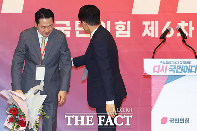 장동혁 국민의힘 신임 당 대표에게 축하 인사 건네는 김문수 후보.