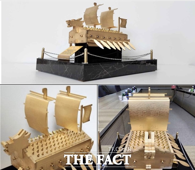 이재명 대통령이 25일(현지시간) 미국 백악관에서 열린 한미 정상회담에서 도널드 트럼프 대통령에게 선물한 금속 거북선. /대통령실