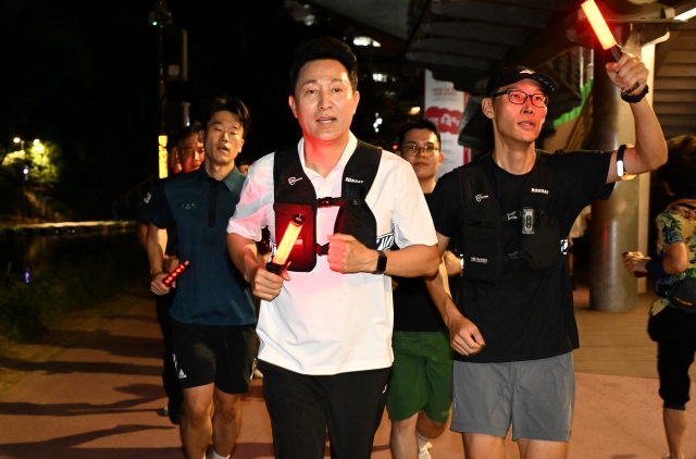오세훈 서울시장이 21일 서울 러닝 순찰대와 홍제천 일대를 달리며 시민과 시설물의 안전을 점검하고 있다. /서울시