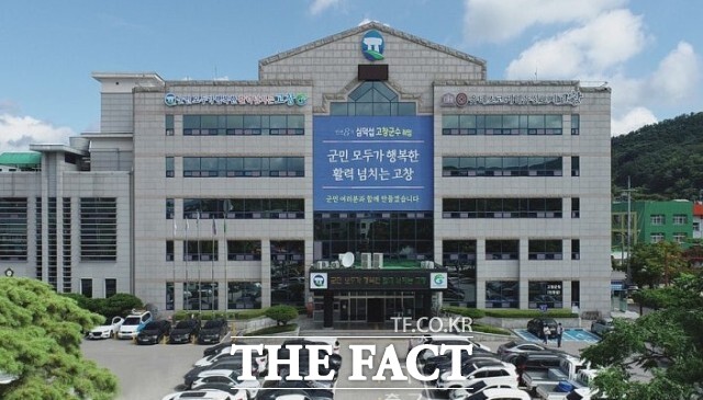 고창군이 2025년 잠시 섬, 고창갯벌 맨발걷기 대회 참가자를 30일부터 모집한다. 인간과 자연이 공존할 수 있는 지속가능한 갯벌 체험 방식으로의 전환을 목적으로 기획됐다. /고창군