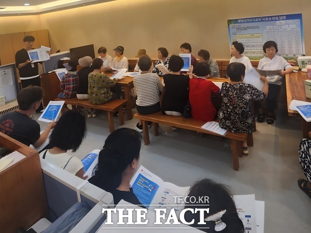 장흥군이 요양보호사를 대상으로 어르신 SOS 케어 교육을 실시하고 있다./장흥군