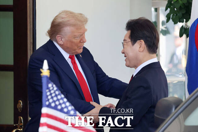 이재명 대통령과 도널드 트럼프 미국 대통령이 25일(현지 시간) 미국 워싱턴DC 백악관에서 한미 정상회담에 앞서 인사를 나누고 있다. /워싱턴=뉴시스