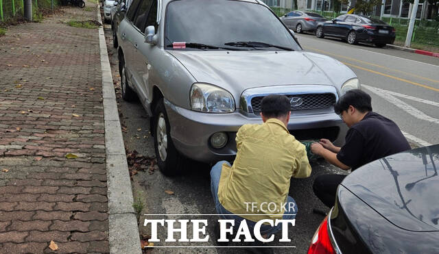 영암군 관계자가 자동차 과태료 체납차량을 대상으로 번호판 영치를 하고 있다./영암군