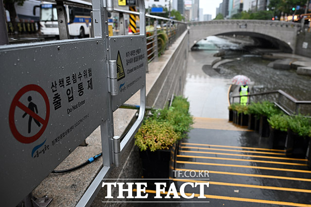 기상청은 전국 대부분 지역에서 이날 낮 12시부터 오후 6시까지 비가 내리겠다고 내다봤다. 일부 동쪽 지역은 자정까지 비가 이어지는 곳이 있겠다. /남용희 기자