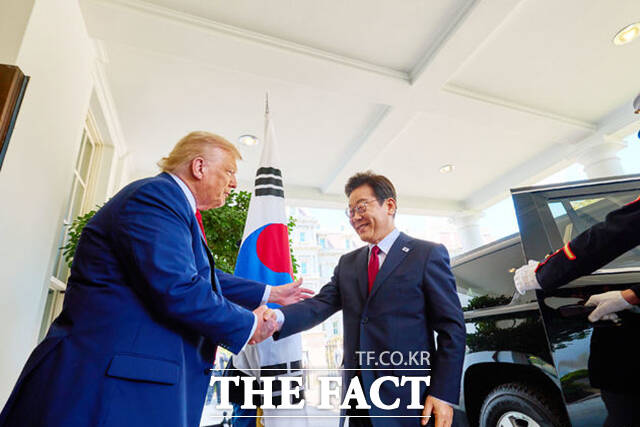 이재명 대통령과 도널드 트럼프 미국 대통령이 25일(현지시간) 미국 워싱턴DC 백악관에서 한미 정상회담에 앞서 인사를 나누고 있다. /워싱턴=뉴시스