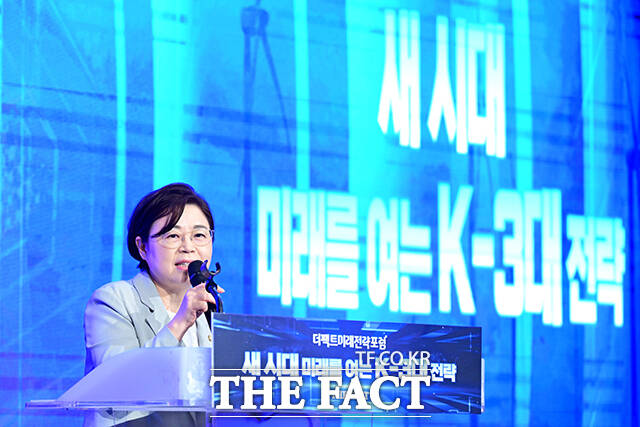 김정재 국민의힘 의원이 26일 오후 서울 여의도 중소기업중앙회에서 열린 제1회 더팩트미래전략포럼에 참석해 축사하고 있다. /남윤호 기자