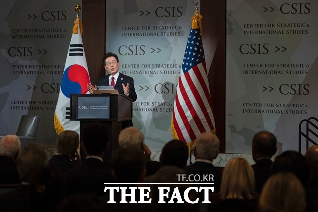 이 대통령은 한미동맹의 전성기는 아직 오지 않았다. 우리가 가진 것이 부족하기 때문이 아니라, 우리가 이루어 낼 수 있는 것이 무한하기 때문이라면서 함께라면, 우리는 더욱 위대한 것을 이루어 낼 수 있다. 그 영광의 순간을 위해 같이 갑시다(We go together)라고 덧붙였다. /워싱턴=AP.뉴시스