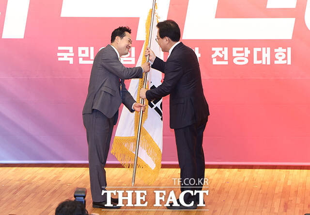 손언석 원내대표에게 당기 건네받는 장동혁 국민의힘 신임 당 대표.