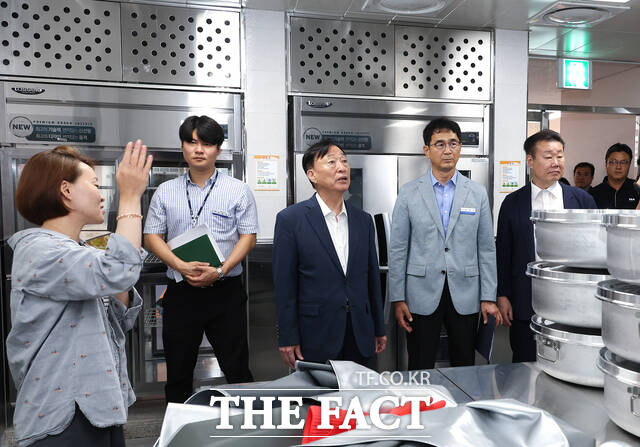 26일 설동호 교육감을 비롯한 관계자들이 대전탄방초 용문분교장 개교 준비 현장을 찾아 학교 현장의 의견을 청취하고 있다. /대전시교육청