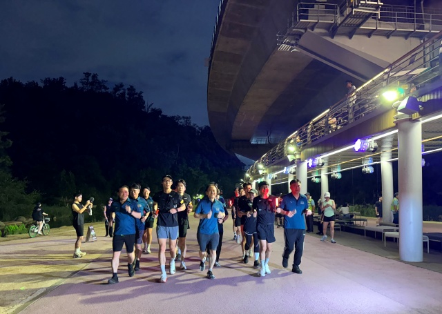 서울 러닝순찰대가 두 달간의 시범운영을 마무리했다. 지난 6월 서대문구에서 서울 러닝 순찰대가 합동순찰을 하고 있는 모습. /서울시