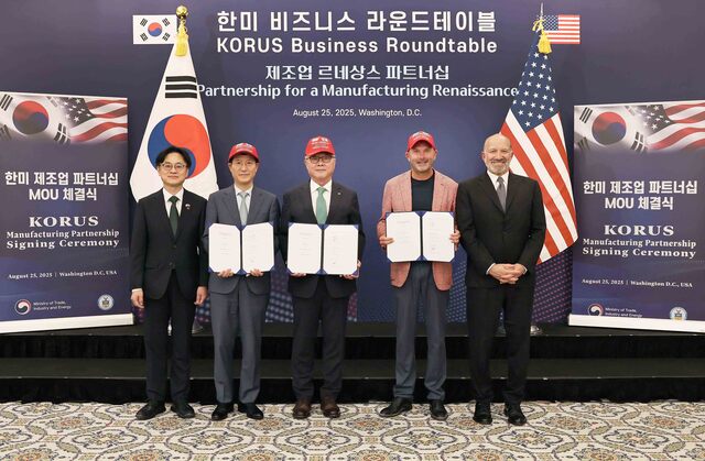산업통상자원부는 한미정상회담 계기로 25일(현시기간) 워싱턴 D.C에서 한미 비즈니스 라운드테이블-제조업 르네상스 파트너십에서 조선, 원자력, 항공, LNG, 핵심광물 5개 분야에서 총 11개 계약과 양해각서(MOU)를 체걸했다. 사진은 양국 관계자들이 MOU를 맺고 기념촬영을 하고 있는 모습. /산업통상자원부