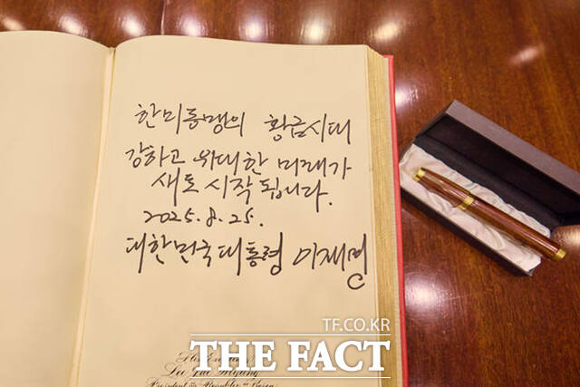 이재명 대통령이 25일(현지시간) 미국 워싱턴DC 백악관에서 한미동맹의 황금시대 강하고 위대한 미래가 새로 시작됩니다라는 방명록을 남겼다. /워싱턴=뉴시스